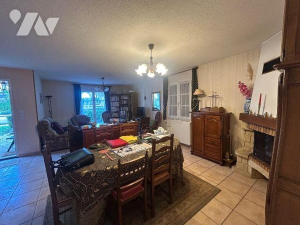 Maison habitable de suite ? Ally (Cantal)

Située en plein c?ur du bourg d'Ally, dans le Cant...