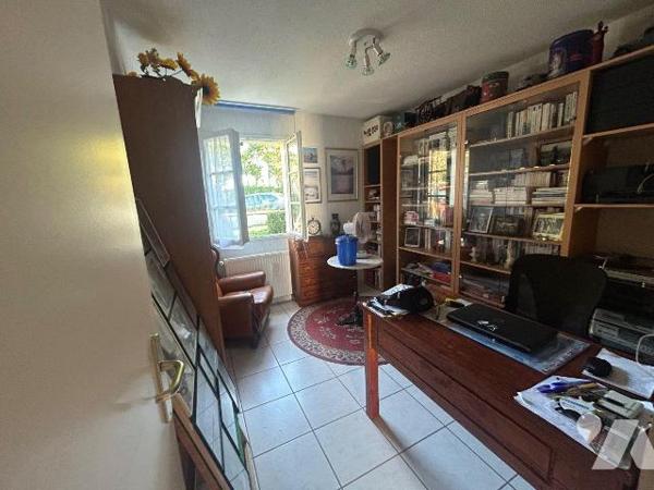 Maison habitable de suite ? Ally (Cantal)

Située en plein c?ur du bourg d'Ally, dans le Cant...