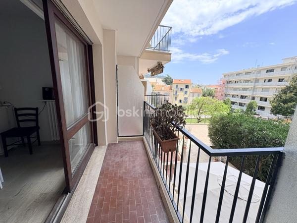 DISPONIBLE! À saisir!!!

En exclusivité, Idéalement situé en centre-ville avenue de la Baronne et proche de toutes les commodités, découvrez ce grand studio de 36,74 m² dans une résidence bien entretenue, au calme, dans le quartier des Anglais à Cannes. Le ravalement est en train d'être fait!

Ce bien situé au 2ème étage se compose d' :
Une spacieuse pièce à vivre avec coin nuit et séjour
Une cuisine semi-ouverte
Une salle de bains avec WC
Un balcon exposé sud-est
Deux placard de rangements

Bon état général, idéal pour un pied-à-terre, un investissement locatif ou une première acquisition.

Résidence sécurisée avec ascenseur , vidéosurvellance et gardien. 

Une cave complète ce bien

Vidéo sur demande! 

Pour plus d’informations ou pour organiser une visite, contactez-moi dès maintenant!

---------------------------------------------------------------------------------------------------------------------------------------------------------------------------

Exclusive Listing
Ideally located in the city center and close to all amenities, discover this spacious 36.74 m² studio nestled in a well-maintained and quiet residence, in the sought-after Anglais district of Cannes.

The property located on the 2nd floor includes:

A spacious living area with a sleeping nook and lounge space
A semi-open kitchen
A bathroom with toilet
A southeast-facing balcony
Two built-in storage closets
In good overall condition, this studio is perfect as a pied-à-terre, a rental investment, or a first-time purchase.

The secure residence features an elevator, video surveillance, and a caretaker.

A private cellar is also included with the property.

Video available on request!

For more information or to schedule a visit, contact me today!