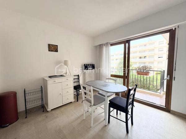 DISPONIBLE! À saisir!!!

En exclusivité, Idéalement situé en centre-ville avenue de la Baronne et proche de toutes les commodités, découvrez ce grand studio de 36,74 m² dans une résidence bien entretenue, au calme, dans le quartier des Anglais à Cannes. Le ravalement est en train d'être fait!

Ce bien situé au 2ème étage se compose d' :
Une spacieuse pièce à vivre avec coin nuit et séjour
Une cuisine semi-ouverte
Une salle de bains avec WC
Un balcon exposé sud-est
Deux placard de rangements

Bon état général, idéal pour un pied-à-terre, un investissement locatif ou une première acquisition.

Résidence sécurisée avec ascenseur , vidéosurvellance et gardien. 

Une cave complète ce bien

Vidéo sur demande! 

Pour plus d’informations ou pour organiser une visite, contactez-moi dès maintenant!

---------------------------------------------------------------------------------------------------------------------------------------------------------------------------

Exclusive Listing
Ideally located in the city center and close to all amenities, discover this spacious 36.74 m² studio nestled in a well-maintained and quiet residence, in the sought-after Anglais district of Cannes.

The property located on the 2nd floor includes:

A spacious living area with a sleeping nook and lounge space
A semi-open kitchen
A bathroom with toilet
A southeast-facing balcony
Two built-in storage closets
In good overall condition, this studio is perfect as a pied-à-terre, a rental investment, or a first-time purchase.

The secure residence features an elevator, video surveillance, and a caretaker.

A private cellar is also included with the property.

Video available on request!

For more information or to schedule a visit, contact me today!
