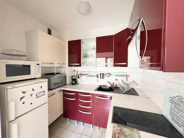 DISPONIBLE! À saisir!!!

En exclusivité, Idéalement situé en centre-ville avenue de la Baronne et proche de toutes les commodités, découvrez ce grand studio de 36,74 m² dans une résidence bien entretenue, au calme, dans le quartier des Anglais à Cannes. Le ravalement est en train d'être fait!

Ce bien situé au 2ème étage se compose d' :
Une spacieuse pièce à vivre avec coin nuit et séjour
Une cuisine semi-ouverte
Une salle de bains avec WC
Un balcon exposé sud-est
Deux placard de rangements

Bon état général, idéal pour un pied-à-terre, un investissement locatif ou une première acquisition.

Résidence sécurisée avec ascenseur , vidéosurvellance et gardien. 

Une cave complète ce bien

Vidéo sur demande! 

Pour plus d’informations ou pour organiser une visite, contactez-moi dès maintenant!

---------------------------------------------------------------------------------------------------------------------------------------------------------------------------

Exclusive Listing
Ideally located in the city center and close to all amenities, discover this spacious 36.74 m² studio nestled in a well-maintained and quiet residence, in the sought-after Anglais district of Cannes.

The property located on the 2nd floor includes:

A spacious living area with a sleeping nook and lounge space
A semi-open kitchen
A bathroom with toilet
A southeast-facing balcony
Two built-in storage closets
In good overall condition, this studio is perfect as a pied-à-terre, a rental investment, or a first-time purchase.

The secure residence features an elevator, video surveillance, and a caretaker.

A private cellar is also included with the property.

Video available on request!

For more information or to schedule a visit, contact me today!