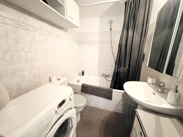 DISPONIBLE! À saisir!!!

En exclusivité, Idéalement situé en centre-ville avenue de la Baronne et proche de toutes les commodités, découvrez ce grand studio de 36,74 m² dans une résidence bien entretenue, au calme, dans le quartier des Anglais à Cannes. Le ravalement est en train d'être fait!

Ce bien situé au 2ème étage se compose d' :
Une spacieuse pièce à vivre avec coin nuit et séjour
Une cuisine semi-ouverte
Une salle de bains avec WC
Un balcon exposé sud-est
Deux placard de rangements

Bon état général, idéal pour un pied-à-terre, un investissement locatif ou une première acquisition.

Résidence sécurisée avec ascenseur , vidéosurvellance et gardien. 

Une cave complète ce bien

Vidéo sur demande! 

Pour plus d’informations ou pour organiser une visite, contactez-moi dès maintenant!

---------------------------------------------------------------------------------------------------------------------------------------------------------------------------

Exclusive Listing
Ideally located in the city center and close to all amenities, discover this spacious 36.74 m² studio nestled in a well-maintained and quiet residence, in the sought-after Anglais district of Cannes.

The property located on the 2nd floor includes:

A spacious living area with a sleeping nook and lounge space
A semi-open kitchen
A bathroom with toilet
A southeast-facing balcony
Two built-in storage closets
In good overall condition, this studio is perfect as a pied-à-terre, a rental investment, or a first-time purchase.

The secure residence features an elevator, video surveillance, and a caretaker.

A private cellar is also included with the property.

Video available on request!

For more information or to schedule a visit, contact me today!