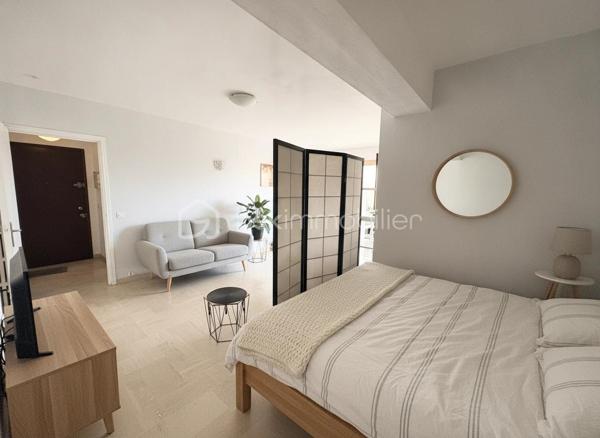 DISPONIBLE! À saisir!!!

En exclusivité, Idéalement situé en centre-ville avenue de la Baronne et proche de toutes les commodités, découvrez ce grand studio de 36,74 m² dans une résidence bien entretenue, au calme, dans le quartier des Anglais à Cannes. Le ravalement est en train d'être fait!

Ce bien situé au 2ème étage se compose d' :
Une spacieuse pièce à vivre avec coin nuit et séjour
Une cuisine semi-ouverte
Une salle de bains avec WC
Un balcon exposé sud-est
Deux placard de rangements

Bon état général, idéal pour un pied-à-terre, un investissement locatif ou une première acquisition.

Résidence sécurisée avec ascenseur , vidéosurvellance et gardien. 

Une cave complète ce bien

Vidéo sur demande! 

Pour plus d’informations ou pour organiser une visite, contactez-moi dès maintenant!

---------------------------------------------------------------------------------------------------------------------------------------------------------------------------

Exclusive Listing
Ideally located in the city center and close to all amenities, discover this spacious 36.74 m² studio nestled in a well-maintained and quiet residence, in the sought-after Anglais district of Cannes.

The property located on the 2nd floor includes:

A spacious living area with a sleeping nook and lounge space
A semi-open kitchen
A bathroom with toilet
A southeast-facing balcony
Two built-in storage closets
In good overall condition, this studio is perfect as a pied-à-terre, a rental investment, or a first-time purchase.

The secure residence features an elevator, video surveillance, and a caretaker.

A private cellar is also included with the property.

Video available on request!

For more information or to schedule a visit, contact me today!