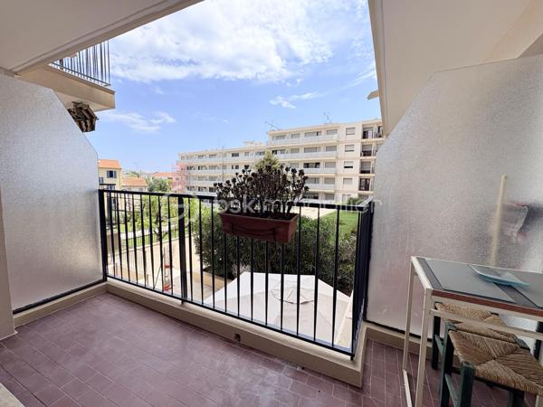 DISPONIBLE! À saisir!!!

En exclusivité, Idéalement situé en centre-ville avenue de la Baronne et proche de toutes les commodités, découvrez ce grand studio de 36,74 m² dans une résidence bien entretenue, au calme, dans le quartier des Anglais à Cannes. Le ravalement est en train d'être fait!

Ce bien situé au 2ème étage se compose d' :
Une spacieuse pièce à vivre avec coin nuit et séjour
Une cuisine semi-ouverte
Une salle de bains avec WC
Un balcon exposé sud-est
Deux placard de rangements

Bon état général, idéal pour un pied-à-terre, un investissement locatif ou une première acquisition.

Résidence sécurisée avec ascenseur , vidéosurvellance et gardien. 

Une cave complète ce bien

Vidéo sur demande! 

Pour plus d’informations ou pour organiser une visite, contactez-moi dès maintenant!

---------------------------------------------------------------------------------------------------------------------------------------------------------------------------

Exclusive Listing
Ideally located in the city center and close to all amenities, discover this spacious 36.74 m² studio nestled in a well-maintained and quiet residence, in the sought-after Anglais district of Cannes.

The property located on the 2nd floor includes:

A spacious living area with a sleeping nook and lounge space
A semi-open kitchen
A bathroom with toilet
A southeast-facing balcony
Two built-in storage closets
In good overall condition, this studio is perfect as a pied-à-terre, a rental investment, or a first-time purchase.

The secure residence features an elevator, video surveillance, and a caretaker.

A private cellar is also included with the property.

Video available on request!

For more information or to schedule a visit, contact me today!