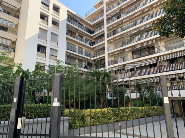 DISPONIBLE! À saisir!!!

En exclusivité, Idéalement situé en centre-ville avenue de la Baronne et proche de toutes les commodités, découvrez ce grand studio de 36,74 m² dans une résidence bien entretenue, au calme, dans le quartier des Anglais à Cannes. Le ravalement est en train d'être fait!

Ce bien situé au 2ème étage se compose d' :
Une spacieuse pièce à vivre avec coin nuit et séjour
Une cuisine semi-ouverte
Une salle de bains avec WC
Un balcon exposé sud-est
Deux placard de rangements

Bon état général, idéal pour un pied-à-terre, un investissement locatif ou une première acquisition.

Résidence sécurisée avec ascenseur , vidéosurvellance et gardien. 

Une cave complète ce bien

Vidéo sur demande! 

Pour plus d’informations ou pour organiser une visite, contactez-moi dès maintenant!

---------------------------------------------------------------------------------------------------------------------------------------------------------------------------

Exclusive Listing
Ideally located in the city center and close to all amenities, discover this spacious 36.74 m² studio nestled in a well-maintained and quiet residence, in the sought-after Anglais district of Cannes.

The property located on the 2nd floor includes:

A spacious living area with a sleeping nook and lounge space
A semi-open kitchen
A bathroom with toilet
A southeast-facing balcony
Two built-in storage closets
In good overall condition, this studio is perfect as a pied-à-terre, a rental investment, or a first-time purchase.

The secure residence features an elevator, video surveillance, and a caretaker.

A private cellar is also included with the property.

Video available on request!

For more information or to schedule a visit, contact me today!