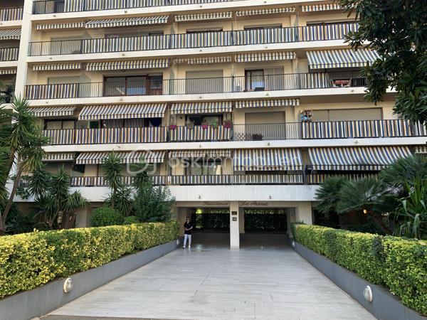 DISPONIBLE! À saisir!!!

En exclusivité, Idéalement situé en centre-ville avenue de la Baronne et proche de toutes les commodités, découvrez ce grand studio de 36,74 m² dans une résidence bien entretenue, au calme, dans le quartier des Anglais à Cannes. Le ravalement est en train d'être fait!

Ce bien situé au 2ème étage se compose d' :
Une spacieuse pièce à vivre avec coin nuit et séjour
Une cuisine semi-ouverte
Une salle de bains avec WC
Un balcon exposé sud-est
Deux placard de rangements

Bon état général, idéal pour un pied-à-terre, un investissement locatif ou une première acquisition.

Résidence sécurisée avec ascenseur , vidéosurvellance et gardien. 

Une cave complète ce bien

Vidéo sur demande! 

Pour plus d’informations ou pour organiser une visite, contactez-moi dès maintenant!

---------------------------------------------------------------------------------------------------------------------------------------------------------------------------

Exclusive Listing
Ideally located in the city center and close to all amenities, discover this spacious 36.74 m² studio nestled in a well-maintained and quiet residence, in the sought-after Anglais district of Cannes.

The property located on the 2nd floor includes:

A spacious living area with a sleeping nook and lounge space
A semi-open kitchen
A bathroom with toilet
A southeast-facing balcony
Two built-in storage closets
In good overall condition, this studio is perfect as a pied-à-terre, a rental investment, or a first-time purchase.

The secure residence features an elevator, video surveillance, and a caretaker.

A private cellar is also included with the property.

Video available on request!

For more information or to schedule a visit, contact me today!