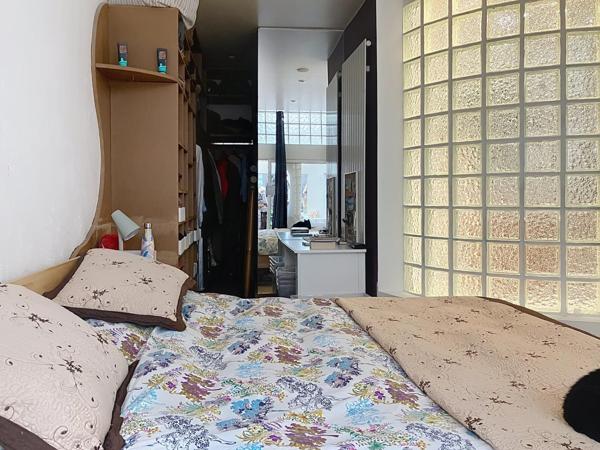 Loft avec terrasse à 5mn à pied du m° Robespierre