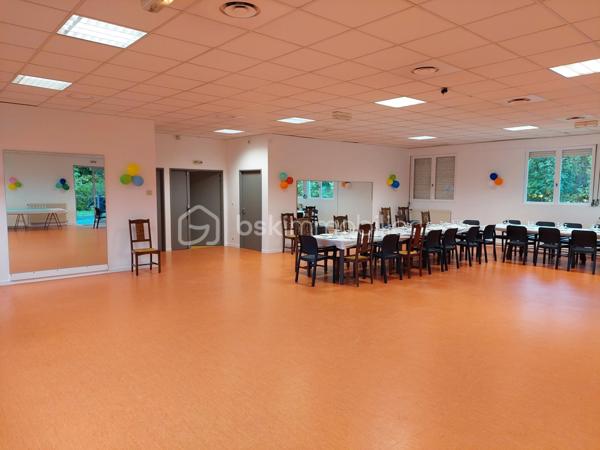 Local d activites de 1 800 m²