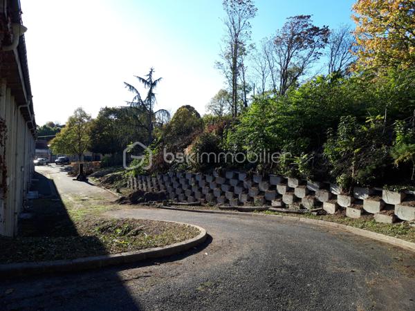 Local d activites de 1 800 m²