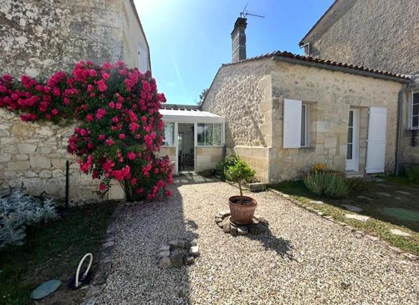 Saint-André de Cubzac , plus précisément à La lande de Fronsac ,au calme proche des vignobles ,Découvrez cette Maison de Village en pierre R+1 , atypique au cachet unique ,totalement rénovée par Architecte , 6 pièces - 4 chambres - 203.80 m2 habitables
