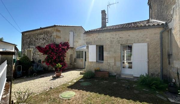 Saint-André de Cubzac , plus précisément à La lande de Fronsac ,au calme proche des vignobles ,Découvrez cette Maison de Village en pierre R+1 , atypique au cachet unique ,totalement rénovée par Architecte , 6 pièces - 4 chambres - 203.80 m2 habitables