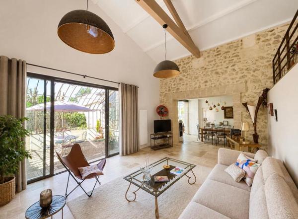 Saint-André de Cubzac , plus précisément à La lande de Fronsac ,au calme proche des vignobles ,Découvrez cette Maison de Village en pierre R+1 , atypique au cachet unique ,totalement rénovée par Architecte , 6 pièces - 4 chambres - 203.80 m2 habitables