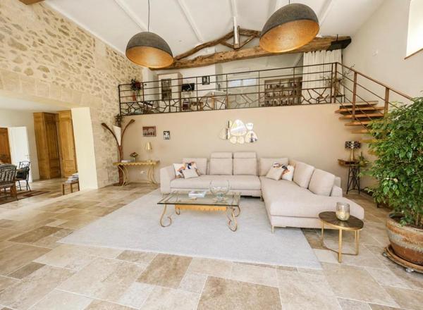 Saint-André de Cubzac , plus précisément à La lande de Fronsac ,au calme proche des vignobles ,Découvrez cette Maison de Village en pierre R+1 , atypique au cachet unique ,totalement rénovée par Architecte , 6 pièces - 4 chambres - 203.80 m2 habitables