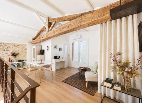Saint-André de Cubzac , plus précisément à La lande de Fronsac ,au calme proche des vignobles ,Découvrez cette Maison de Village en pierre R+1 , atypique au cachet unique ,totalement rénovée par Architecte , 6 pièces - 4 chambres - 203.80 m2 habitables
