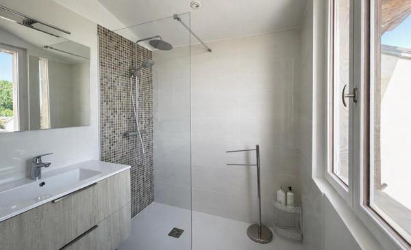 Saint-André de Cubzac , plus précisément à La lande de Fronsac ,au calme proche des vignobles ,Découvrez cette Maison de Village en pierre R+1 , atypique au cachet unique ,totalement rénovée par Architecte , 6 pièces - 4 chambres - 203.80 m2 habitables