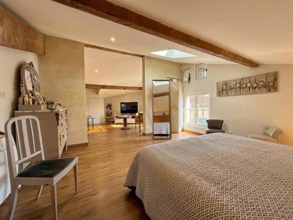 Saint-André de Cubzac , plus précisément à La lande de Fronsac ,au calme proche des vignobles ,Découvrez cette Maison de Village en pierre R+1 , atypique au cachet unique ,totalement rénovée par Architecte , 6 pièces - 4 chambres - 203.80 m2 habitables