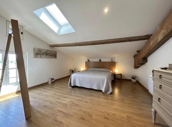 Saint-André de Cubzac , plus précisément à La lande de Fronsac ,au calme proche des vignobles ,Découvrez cette Maison de Village en pierre R+1 , atypique au cachet unique ,totalement rénovée par Architecte , 6 pièces - 4 chambres - 203.80 m2 habitables