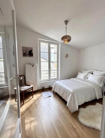 Saint-André de Cubzac , plus précisément à La lande de Fronsac ,au calme proche des vignobles ,Découvrez cette Maison de Village en pierre R+1 , atypique au cachet unique ,totalement rénovée par Architecte , 6 pièces - 4 chambres - 203.80 m2 habitables