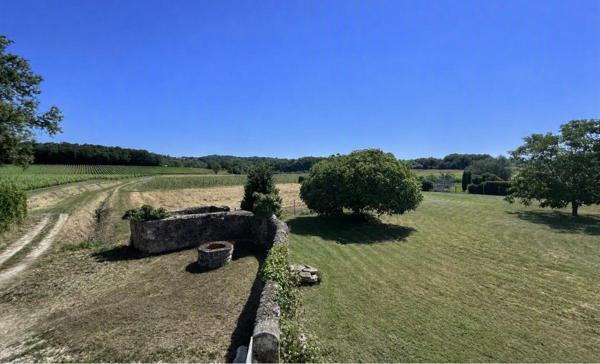 Saint-André de Cubzac , plus précisément à La lande de Fronsac ,au calme proche des vignobles ,Découvrez cette Maison de Village en pierre R+1 , atypique au cachet unique ,totalement rénovée par Architecte , 6 pièces - 4 chambres - 203.80 m2 habitables