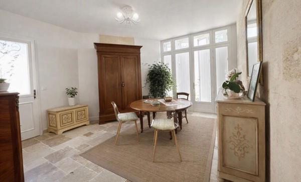 Saint-André de Cubzac , plus précisément à La lande de Fronsac ,au calme proche des vignobles ,Découvrez cette Maison de Village en pierre R+1 , atypique au cachet unique ,totalement rénovée par Architecte , 6 pièces - 4 chambres - 203.80 m2 habitables