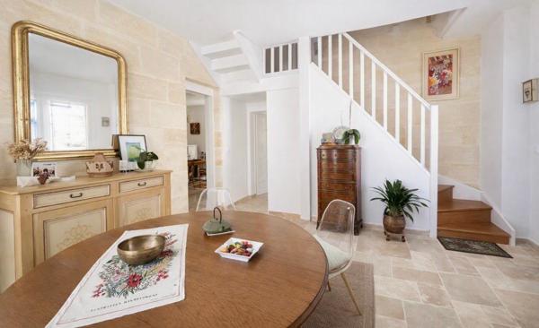 Saint-André de Cubzac , plus précisément à La lande de Fronsac ,au calme proche des vignobles ,Découvrez cette Maison de Village en pierre R+1 , atypique au cachet unique ,totalement rénovée par Architecte , 6 pièces - 4 chambres - 203.80 m2 habitables