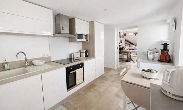 Saint-André de Cubzac , plus précisément à La lande de Fronsac ,au calme proche des vignobles ,Découvrez cette Maison de Village en pierre R+1 , atypique au cachet unique ,totalement rénovée par Architecte , 6 pièces - 4 chambres - 203.80 m2 habitables