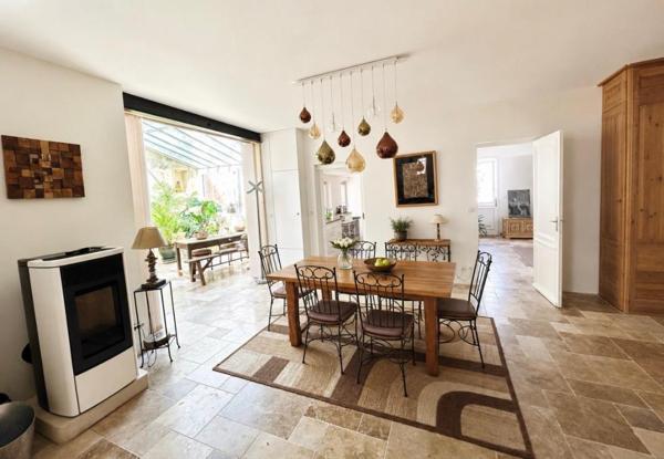 Saint-André de Cubzac , plus précisément à La lande de Fronsac ,au calme proche des vignobles ,Découvrez cette Maison de Village en pierre R+1 , atypique au cachet unique ,totalement rénovée par Architecte , 6 pièces - 4 chambres - 203.80 m2 habitables