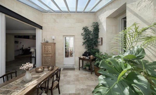 Saint-André de Cubzac , plus précisément à La lande de Fronsac ,au calme proche des vignobles ,Découvrez cette Maison de Village en pierre R+1 , atypique au cachet unique ,totalement rénovée par Architecte , 6 pièces - 4 chambres - 203.80 m2 habitables