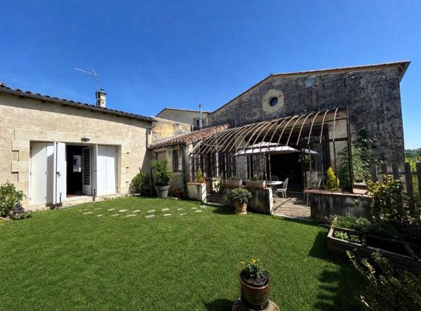 Saint-André de Cubzac , plus précisément à La lande de Fronsac ,au calme proche des vignobles ,Découvrez cette Maison de Village en pierre R+1 , atypique au cachet unique ,totalement rénovée par Architecte , 6 pièces - 4 chambres - 203.80 m2 habitables