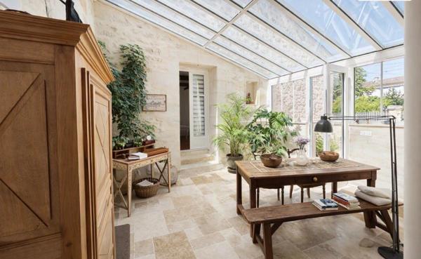 Saint-André de Cubzac , plus précisément à La lande de Fronsac ,au calme proche des vignobles ,Découvrez cette Maison de Village en pierre R+1 , atypique au cachet unique ,totalement rénovée par Architecte , 6 pièces - 4 chambres - 203.80 m2 habitables