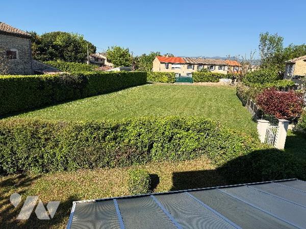 Jolie maison mitoyenne avec son jardin et belle exposition.