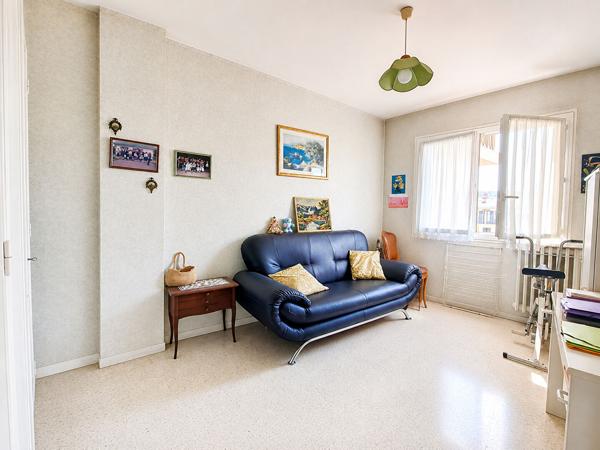 Appartement 4 pièces-Centre-ville- traversant- Parking s/s -cave