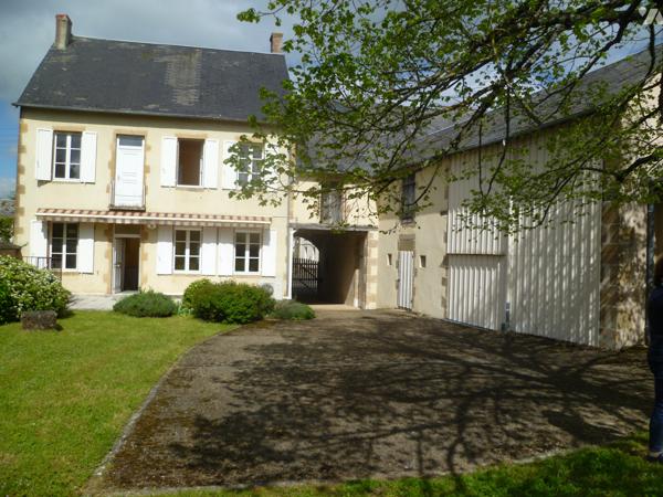 Centre Bourg propriété ancienne  élevée partie sur cave, d'un rez-de-chaussée et d'un étage