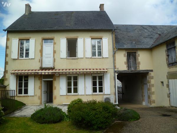 Centre Bourg propriété ancienne  élevée partie sur cave, d'un rez-de-chaussée et d'un étage