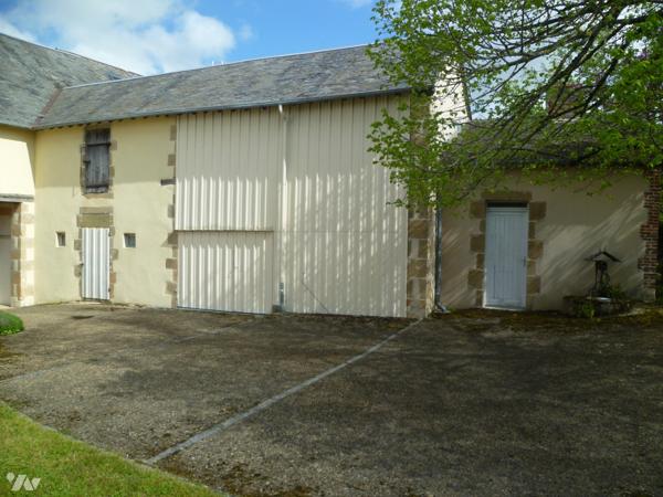 Centre Bourg propriété ancienne  élevée partie sur cave, d'un rez-de-chaussée et d'un étage
