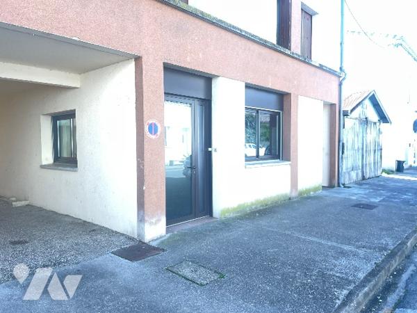 Centre ville de Tonneins- En rez-de chaussée d'une résidence , locaux à usage de bureaux.