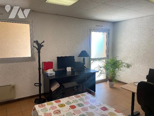 Centre ville de Tonneins- En rez-de chaussée d'une résidence , locaux à usage de bureaux.