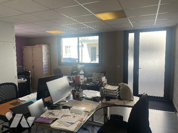 Centre ville de Tonneins- En rez-de chaussée d'une résidence , locaux à usage de bureaux.