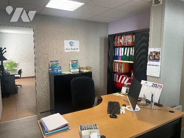 Centre ville de Tonneins- En rez-de chaussée d'une résidence , locaux à usage de bureaux.