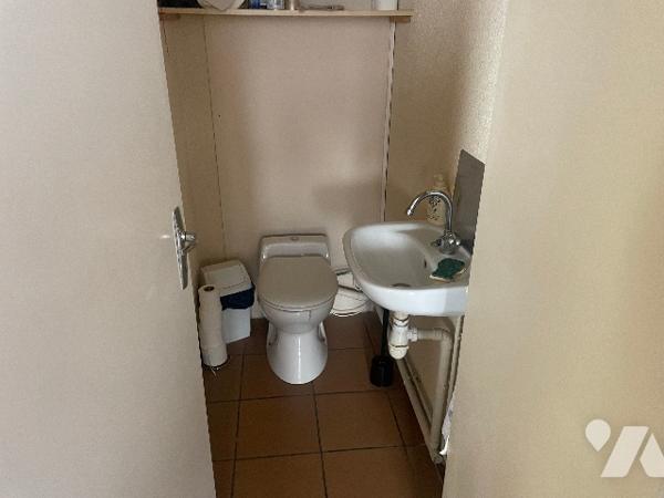 Centre ville de Tonneins- En rez-de chaussée d'une résidence , locaux à usage de bureaux.