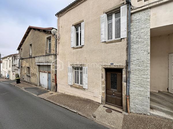 Située en plein cœur de Bressuire, cette maison de ville séduira les amateurs d'authenticité et de rénovation.

Dès l'entrée, vous serez accueilli par des tomettes d'époque qui donnent le ton de la visite. Le rez-de-chaussée comprend un salon sur parquet massif, une salle à manger avec accès direct au jardin, une cuisine, une salle d'eau ainsi que des WC indépendants.

À l'étage, l'espace nuit se compose de trois chambres et d'une seconde salle d'eau avec WC.

Le dernier niveau offre un grenier entièrement aménageable, laissant entrevoir de nombreuses possibilités d'agrandissement ou d'aménagement selon vos envies.

À l'extérieur, vous profiterez d'un jardin intimiste, agrémenté d'une dépendance et d'une cave, un véritable atout en centre-ville.

Les amoureux des matériaux anciens et des projets de rénovation sauront révéler tout le potentiel de ce bien.
Une visite virtuelle est disponible sur demande.