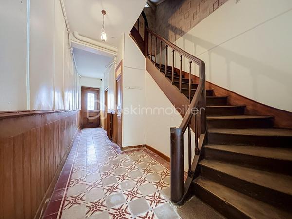 Située en plein cœur de Bressuire, cette maison de ville séduira les amateurs d'authenticité et de rénovation.

Dès l'entrée, vous serez accueilli par des tomettes d'époque qui donnent le ton de la visite. Le rez-de-chaussée comprend un salon sur parquet massif, une salle à manger avec accès direct au jardin, une cuisine, une salle d'eau ainsi que des WC indépendants.

À l'étage, l'espace nuit se compose de trois chambres et d'une seconde salle d'eau avec WC.

Le dernier niveau offre un grenier entièrement aménageable, laissant entrevoir de nombreuses possibilités d'agrandissement ou d'aménagement selon vos envies.

À l'extérieur, vous profiterez d'un jardin intimiste, agrémenté d'une dépendance et d'une cave, un véritable atout en centre-ville.

Les amoureux des matériaux anciens et des projets de rénovation sauront révéler tout le potentiel de ce bien.
Une visite virtuelle est disponible sur demande.