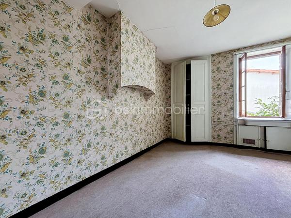 Située en plein cœur de Bressuire, cette maison de ville séduira les amateurs d'authenticité et de rénovation.

Dès l'entrée, vous serez accueilli par des tomettes d'époque qui donnent le ton de la visite. Le rez-de-chaussée comprend un salon sur parquet massif, une salle à manger avec accès direct au jardin, une cuisine, une salle d'eau ainsi que des WC indépendants.

À l'étage, l'espace nuit se compose de trois chambres et d'une seconde salle d'eau avec WC.

Le dernier niveau offre un grenier entièrement aménageable, laissant entrevoir de nombreuses possibilités d'agrandissement ou d'aménagement selon vos envies.

À l'extérieur, vous profiterez d'un jardin intimiste, agrémenté d'une dépendance et d'une cave, un véritable atout en centre-ville.

Les amoureux des matériaux anciens et des projets de rénovation sauront révéler tout le potentiel de ce bien.
Une visite virtuelle est disponible sur demande.
