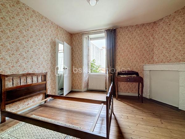 Située en plein cœur de Bressuire, cette maison de ville séduira les amateurs d'authenticité et de rénovation.

Dès l'entrée, vous serez accueilli par des tomettes d'époque qui donnent le ton de la visite. Le rez-de-chaussée comprend un salon sur parquet massif, une salle à manger avec accès direct au jardin, une cuisine, une salle d'eau ainsi que des WC indépendants.

À l'étage, l'espace nuit se compose de trois chambres et d'une seconde salle d'eau avec WC.

Le dernier niveau offre un grenier entièrement aménageable, laissant entrevoir de nombreuses possibilités d'agrandissement ou d'aménagement selon vos envies.

À l'extérieur, vous profiterez d'un jardin intimiste, agrémenté d'une dépendance et d'une cave, un véritable atout en centre-ville.

Les amoureux des matériaux anciens et des projets de rénovation sauront révéler tout le potentiel de ce bien.
Une visite virtuelle est disponible sur demande.