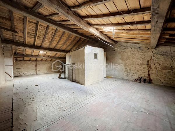 Située en plein cœur de Bressuire, cette maison de ville séduira les amateurs d'authenticité et de rénovation.

Dès l'entrée, vous serez accueilli par des tomettes d'époque qui donnent le ton de la visite. Le rez-de-chaussée comprend un salon sur parquet massif, une salle à manger avec accès direct au jardin, une cuisine, une salle d'eau ainsi que des WC indépendants.

À l'étage, l'espace nuit se compose de trois chambres et d'une seconde salle d'eau avec WC.

Le dernier niveau offre un grenier entièrement aménageable, laissant entrevoir de nombreuses possibilités d'agrandissement ou d'aménagement selon vos envies.

À l'extérieur, vous profiterez d'un jardin intimiste, agrémenté d'une dépendance et d'une cave, un véritable atout en centre-ville.

Les amoureux des matériaux anciens et des projets de rénovation sauront révéler tout le potentiel de ce bien.
Une visite virtuelle est disponible sur demande.