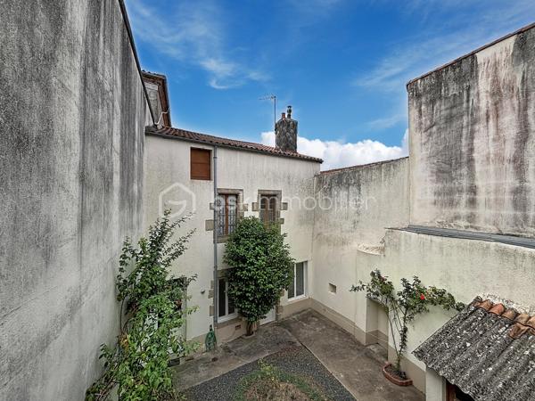 Située en plein cœur de Bressuire, cette maison de ville séduira les amateurs d'authenticité et de rénovation.

Dès l'entrée, vous serez accueilli par des tomettes d'époque qui donnent le ton de la visite. Le rez-de-chaussée comprend un salon sur parquet massif, une salle à manger avec accès direct au jardin, une cuisine, une salle d'eau ainsi que des WC indépendants.

À l'étage, l'espace nuit se compose de trois chambres et d'une seconde salle d'eau avec WC.

Le dernier niveau offre un grenier entièrement aménageable, laissant entrevoir de nombreuses possibilités d'agrandissement ou d'aménagement selon vos envies.

À l'extérieur, vous profiterez d'un jardin intimiste, agrémenté d'une dépendance et d'une cave, un véritable atout en centre-ville.

Les amoureux des matériaux anciens et des projets de rénovation sauront révéler tout le potentiel de ce bien.
Une visite virtuelle est disponible sur demande.