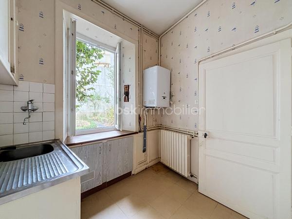 Située en plein cœur de Bressuire, cette maison de ville séduira les amateurs d'authenticité et de rénovation.

Dès l'entrée, vous serez accueilli par des tomettes d'époque qui donnent le ton de la visite. Le rez-de-chaussée comprend un salon sur parquet massif, une salle à manger avec accès direct au jardin, une cuisine, une salle d'eau ainsi que des WC indépendants.

À l'étage, l'espace nuit se compose de trois chambres et d'une seconde salle d'eau avec WC.

Le dernier niveau offre un grenier entièrement aménageable, laissant entrevoir de nombreuses possibilités d'agrandissement ou d'aménagement selon vos envies.

À l'extérieur, vous profiterez d'un jardin intimiste, agrémenté d'une dépendance et d'une cave, un véritable atout en centre-ville.

Les amoureux des matériaux anciens et des projets de rénovation sauront révéler tout le potentiel de ce bien.
Une visite virtuelle est disponible sur demande.