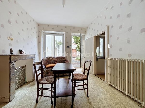 Située en plein cœur de Bressuire, cette maison de ville séduira les amateurs d'authenticité et de rénovation.

Dès l'entrée, vous serez accueilli par des tomettes d'époque qui donnent le ton de la visite. Le rez-de-chaussée comprend un salon sur parquet massif, une salle à manger avec accès direct au jardin, une cuisine, une salle d'eau ainsi que des WC indépendants.

À l'étage, l'espace nuit se compose de trois chambres et d'une seconde salle d'eau avec WC.

Le dernier niveau offre un grenier entièrement aménageable, laissant entrevoir de nombreuses possibilités d'agrandissement ou d'aménagement selon vos envies.

À l'extérieur, vous profiterez d'un jardin intimiste, agrémenté d'une dépendance et d'une cave, un véritable atout en centre-ville.

Les amoureux des matériaux anciens et des projets de rénovation sauront révéler tout le potentiel de ce bien.
Une visite virtuelle est disponible sur demande.