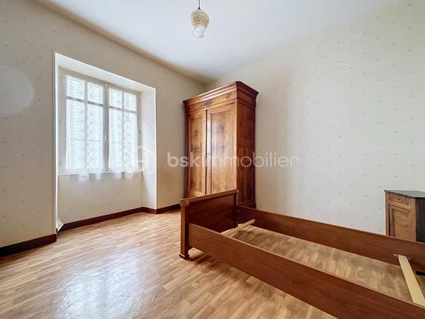 Située en plein cœur de Bressuire, cette maison de ville séduira les amateurs d'authenticité et de rénovation.

Dès l'entrée, vous serez accueilli par des tomettes d'époque qui donnent le ton de la visite. Le rez-de-chaussée comprend un salon sur parquet massif, une salle à manger avec accès direct au jardin, une cuisine, une salle d'eau ainsi que des WC indépendants.

À l'étage, l'espace nuit se compose de trois chambres et d'une seconde salle d'eau avec WC.

Le dernier niveau offre un grenier entièrement aménageable, laissant entrevoir de nombreuses possibilités d'agrandissement ou d'aménagement selon vos envies.

À l'extérieur, vous profiterez d'un jardin intimiste, agrémenté d'une dépendance et d'une cave, un véritable atout en centre-ville.

Les amoureux des matériaux anciens et des projets de rénovation sauront révéler tout le potentiel de ce bien.
Une visite virtuelle est disponible sur demande.