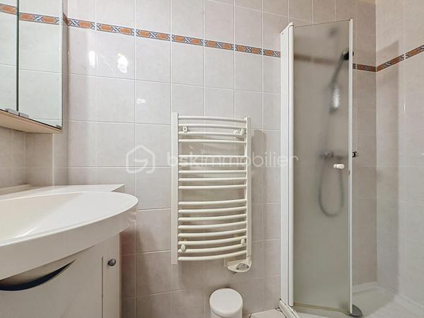 Située en plein cœur de Bressuire, cette maison de ville séduira les amateurs d'authenticité et de rénovation.

Dès l'entrée, vous serez accueilli par des tomettes d'époque qui donnent le ton de la visite. Le rez-de-chaussée comprend un salon sur parquet massif, une salle à manger avec accès direct au jardin, une cuisine, une salle d'eau ainsi que des WC indépendants.

À l'étage, l'espace nuit se compose de trois chambres et d'une seconde salle d'eau avec WC.

Le dernier niveau offre un grenier entièrement aménageable, laissant entrevoir de nombreuses possibilités d'agrandissement ou d'aménagement selon vos envies.

À l'extérieur, vous profiterez d'un jardin intimiste, agrémenté d'une dépendance et d'une cave, un véritable atout en centre-ville.

Les amoureux des matériaux anciens et des projets de rénovation sauront révéler tout le potentiel de ce bien.
Une visite virtuelle est disponible sur demande.